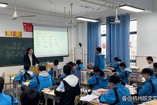 波杰姆斯基赛后返场与朋友及粉丝互动 腰伤无碍下一场可以打